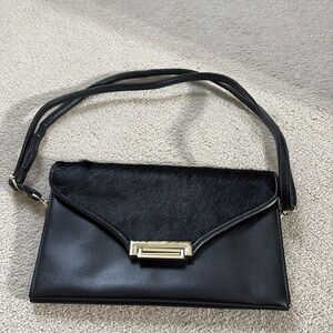 🗄️ Inzi black  bag w removable strap and fur detail